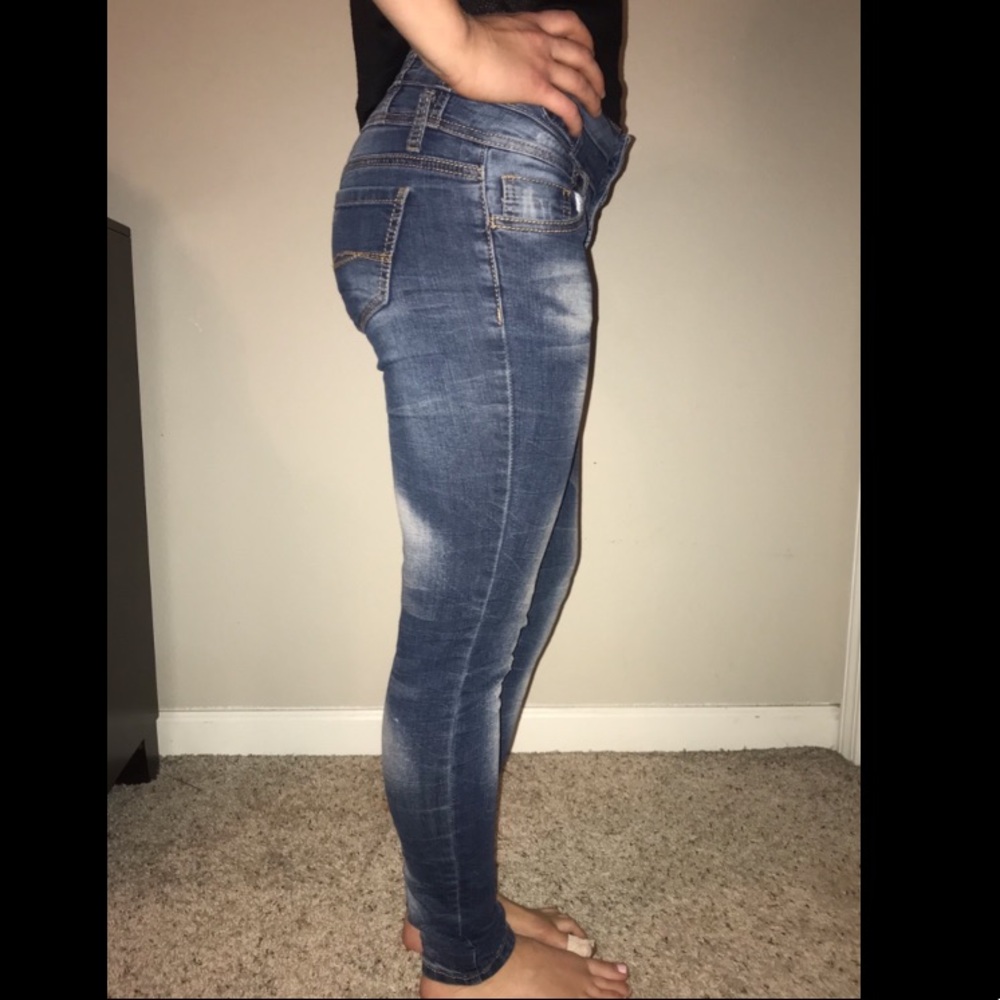 skinny jeans with three buttons READ DESCRIPTION